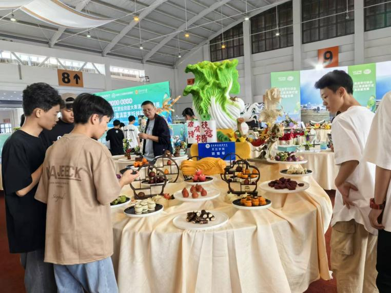 探索美食新境界，烹飪學院學生深入餐飲博覽會實踐學習